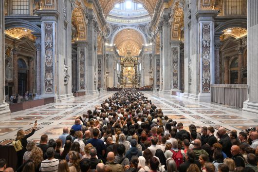 23일(현지시간) 성 베드로 대성당에 안치된 프란치스코 교황의 관에 일반인 조문객들이 경의를 표하기 위해 줄을 서고 있다. [EPA]