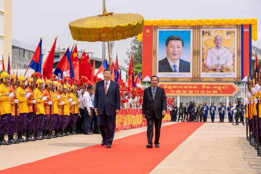 시진핑 중국 국가주석이 지난 18일(현지시간) 캄보디아 프놈펜 국제공항에서 출국하며 훈센 캄보디아 총리로부터 환송 예우를 받고 있다. [AFP]