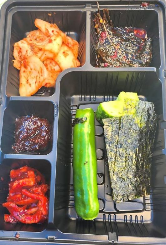 충북 충주에서 열린 제19회 충북장애인도민체육대회 개막식에 참가한 선수단에 제공된 도시락 사진. 1만 2000원 짜리다. [온라인 커뮤니티 갈무리]