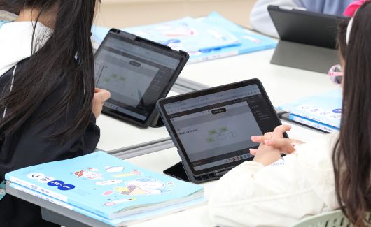 대구 달성군 가창면 용계초등학교에서 열린 인공지능디지털교과서(AIDT) 공개수업에서 초등생들이 AI 교과서로 공부하고 있다. [연합]