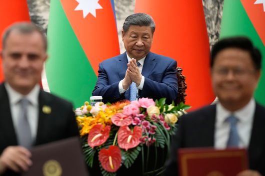 시진핑 중국 국가주석이 지난 23일(현지시간) 베이징에서 일함 알리예프 아제르바이잔 대통령과 서명식에 참여하고 있다. [AP]