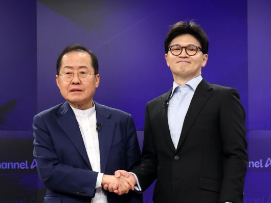 25일 종로구 동아미디어센터 채널A스튜디오에서 국민의힘 대선 2차 경선 진출자인 한동훈·홍준표 후보가 기념 촬영하고 있다. [국회사진기자단]