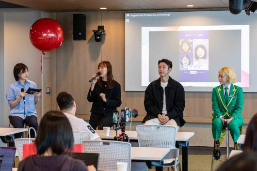 25일 서울 강남구 구글코리아 오피스에서 열린 ‘유튜브 쇼츠 워크숍’에서 크리에이터 오!모 아트(왼쪽 두 번째부터), 몸치탈출연구소, 주서방 등이 참석해 쇼츠 콘텐츠의 장점과 쇼츠 제작 노하우에 대해 공유하고 있다. [유튜브 제공]