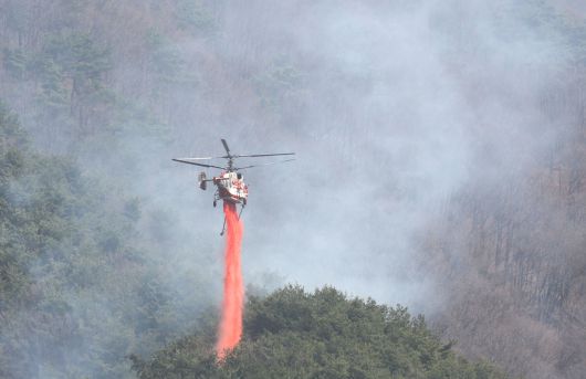 25일 오전 경남 산청군 시천면에서 산림청 헬기가 산불 지연제를 살포하며 산불 확산 방지에 집중하고 있다. <연합뉴스>