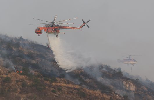 지난달 25일 울산시 울주군 언양읍에서 난 산불을 헬기가 진화하고 있다. [연합]
