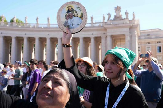 천주교 신자들이 26일(현지시간) 바티칸 성 베드로 광장에서 열린 프란치스코 교황의 장례식에 참석하고 있다. [AFP]
