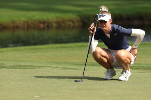 디펜딩 챔피언 넬리 코르다가 셰브론 챔피언십 2라운드 15번홀 그린에서 퍼트 라인을 살펴 보고 있다.   [AFP]