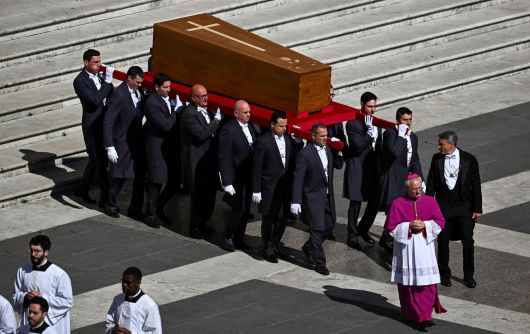 프란치스코 교황의 관이 26일(현지시간) 바티칸 성 베드로 광장에서 거행된 장례 미사 중에 운구되고 있다. [로이터]