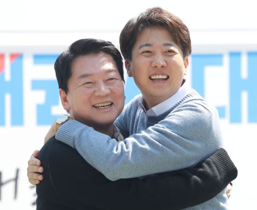 안철수 국민의힘 대선 경선 후보와 이준석 개혁신당 대선 후보가 25일 경기도 성남시 판교역 앞 광장에서 열린 인공지능(AI) 관련 ‘미래를 여는 단비토크’에서 만나 포옹하고 있다. [연합]