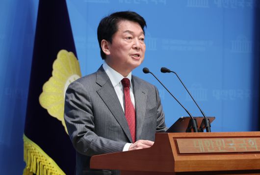 안철수 국민의힘 대선 경선 후보가 27일 서울 여의도 국회 소통관에서 국민께 드리는 호소문을 발표하고 있다. [연합]