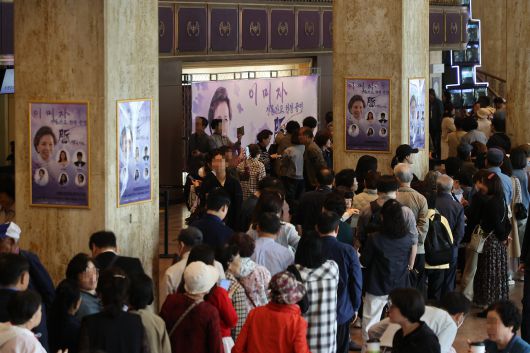 27일 서울 종로구 세종문화회관에서 열린 가수 이미자 마지막 콘서트 ‘전통 가요 헌정 공연-맥(脈)을 이음’에서 관객들이 포토월에서 기념사진을 찍기 위해 줄지어 서 있다. [연합]