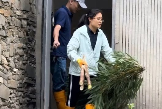 지난해 9월 푸바오가 가임신 증상을 보인다고 밝혔을때, 온화한 표정의 여성 사육사가 새로 등장해 푸바오가 좋아질 것이라는 기대감을 낳기도 했다.