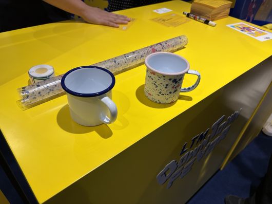 롯데백화점 LTM 팝업스토어에서 체험할 수 있는 마블 패턴의 DIY 법랑컵 만들기 미션. 강승연 기자