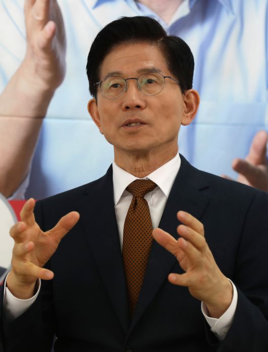 김문수 국민의힘 대선 경선 후보가 두 번째 대권 도전에 나섰다.  김 후보는 헤럴드경제와 인터뷰에서 ‘반이재명 빅텐트’ 후보로서 중도층 공략에 자심감을 드러냈다. [김문수 캠프 제공]