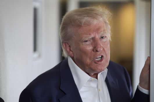 도널드 트럼프 미국 대통령이 25일(현지시간) 프란치스코 교황의 장례식에 참석하기 전에 에어포스원에서 기자들과 대화를 하고 있다. [AP]