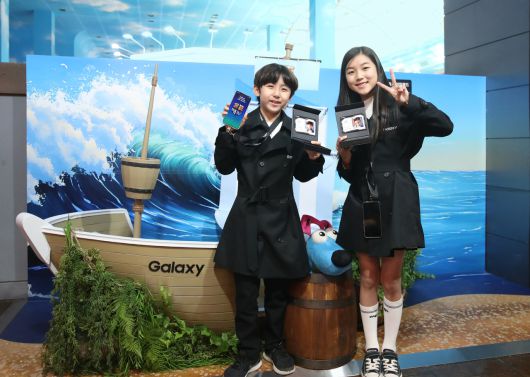 키자니아 서울 ‘AI 비밀 본부 체험관’의 ‘갤럭시 아일랜드’에서 키자니아 어린이 의회 의원들이 미션을 완료하고 인증샷을 촬영하고 있다. [삼성전자 제공]