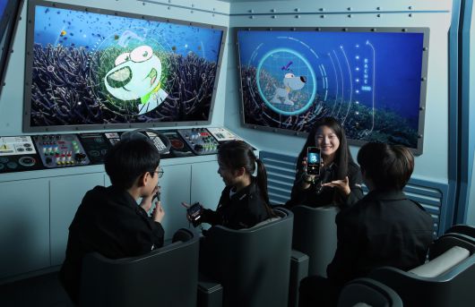 키자니아 서울 ‘AI 비밀 본부 체험관’에서 키자니아 어린이 의회 의원이 ‘AI 오디오 지우개’로 영상 속 소음을 빠르게 편집하고 있다. [삼성전자 제공]