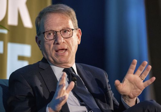 미 시사잡지 ‘애틀랜틱’ 편집장인 제프리 골드버그. 골드버그 편집장은 트럼프 행정부 외교안보 주요 인사들이 있는 ‘시그널’ 채팅방에 실수로 초대돼 트럼프 정부의 국가 기밀 누설 논란을 촉발시켰다. 트럼프 대통령은 애틀랜틱 잡지가 진실할 수 있는지 보겠다며 골드버그 편집장과의 인터뷰에 응했다. [AP]