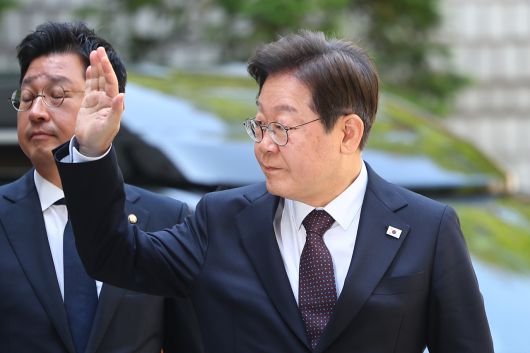 이재명 더불어민주당 대선 후보가 29일 서울 서초구 서울중앙지방법원에서 열린 ‘대장동 배임·성남FC 뇌물’ 1심 속행 공판에 출석하며 지지자들에게 손을 흔들고 있다. [연합]