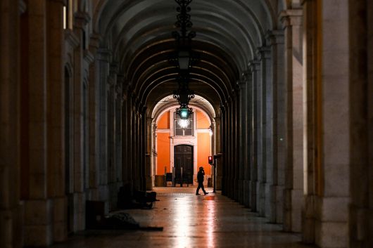 2025년 4월 28일, 대규모 정전 이후 조명이 복구된 리스본 코메르시우 광장에서 한 시민이 걷고 있다. 이번 정전은 이베리아반도와 프랑스 남부 전역을 암흑에 빠뜨렸다. 페드로 산체스 스페인 총리는 이날 기자회견에서 “모든 가능성을 열어두고 정전 원인을 분석하고 있다”고 밝혔다. [AFP=연합]