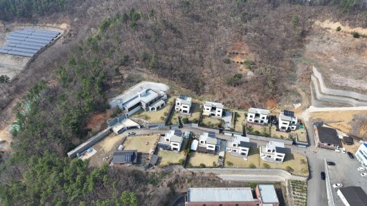 물건이 있는 원곡면 지문북길의 타운하우스 전경. [이건욱 PD]