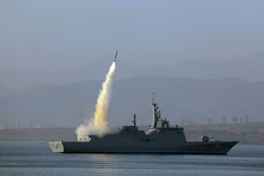 북한 노동당 기관지 노동신문은 30일 미사일총국과 국방과학원, 탐지전자전총국이 구축함 ‘최현함’에 탑재된 무장 체계들의 성능 및 전투 적용성 시험에 착수했다고 보도했다. [평양 노동신문=뉴스1]