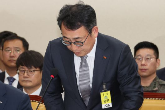 유영상 SK텔레콤 대표이사가 30일 국회 과학기술정보방송통신위원회의에서 열린 방송통신 분야 청문회에서 유심 해킹 사태에 대해 사과하고 있다. [연합]