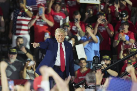 29일(현지시간) 도널드 트럼프 미국 대통령이 취임 100일을 맞아 미시간주에 위치한 머콤 카운티 커뮤니티 칼리지센터에서 연설하고 있다. [AP]