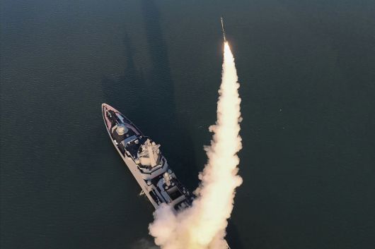 북한 노동당 기관지 노동신문은 30일 미사일총국과 국방과학원, 탐지전자전총국이 구축함 ‘최현함’에 탑재된 무장 체계들의 성능 및 전투 적용성 시험에 착수했다고 보도했다. [평양 노동신문=뉴스1]