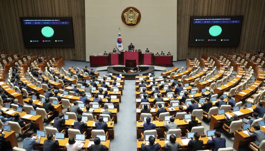 1일 국회에서 열린 본회의에서 심우정 검찰총장 탄핵소추안의 법제사법위원회로의 회부 동의의 건이 통과되고 있다. <연합뉴스>