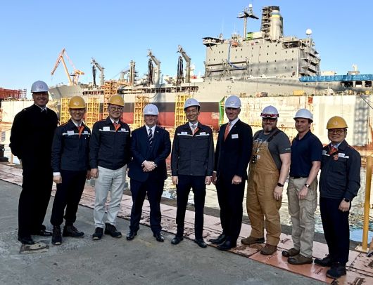 한국을 방문한 존 펠란 미국 해군성 장관이 전날 한화오션과 HD현대중공업을 방문했다고 미 해군성이 1일 밝혔다. 펠란 장관이 한화오션을 둘러본 뒤 관계자들과 사진을 촬영하고 있다. [미 해군 제공]