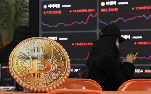 서초구 빗썸라운지 시황판에 비트코인을 비롯한 암호화폐 시세가 표시되고 있다. [뉴시스]