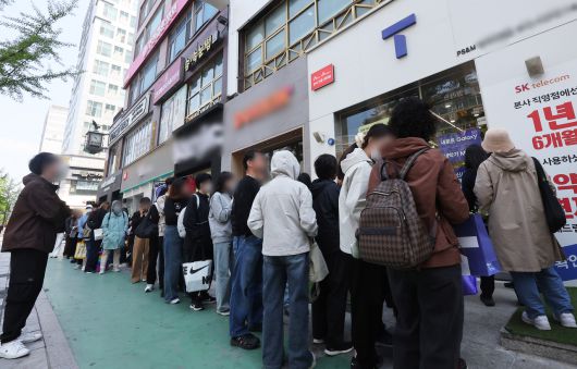 가입자 유심(USIM) 정보를 탈취당한 SK텔레콤이 유심 무료교체 서비스를 시작한 지난달 28일 경기도 수원시 한 SK텔레콤 PS&M 직영점에서 시민들이 유심 교체를 위해 줄을 서 차례를 기다리고 있다. [연합]
