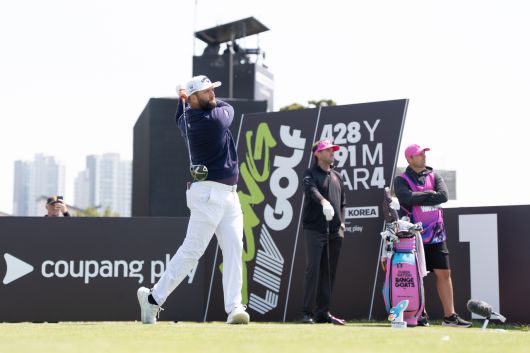 욘 람이 2일 인천 잭니클라우스 골프클럽에서 개막한 LIV 골프 코리아 첫날 1번홀 티샷을 하고 있다.    [LIV 골프 제공]