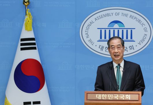 한덕수 전 국무총리가 2일 서울 여의도 국회 소통관에서 대통령 선거 출마를 선언하고 있다. <연합>