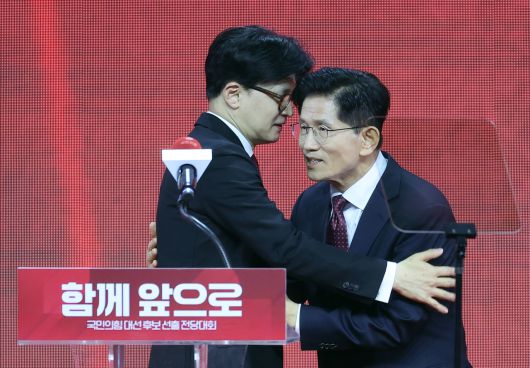 국민의힘 대선 후보로 선출된 김문수 후보가 3일 경기 고양시 킨텍스에서 열린 국민의힘 전당대회에서 한동훈 후보와 대화하고 있다. [연합]