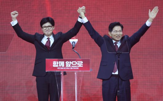 국민의힘 대선 후보로 선출된 김문수 후보가 3일 경기 고양시 킨텍스에서 열린 국민의힘 전당대회에서 한동훈 후보와 인사하고 있다. [연합]