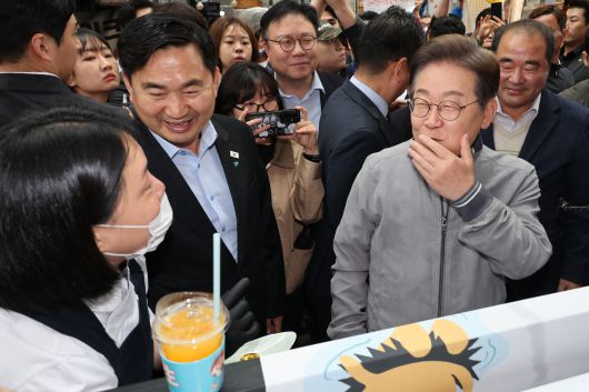 이재명 더불어민주당 대선 후보가 ‘골목골목 경청투어’ 사흘째인 3일 ‘동해안벨트’ 첫 방문지인 강원도 속초시 중앙재래시장에서 청년 상인들이 만든 ‘성게 초콜릿’을 맛보고 있다. [연합]