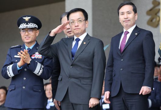 최상목 전 경제부총리 겸 기획재정부 장관이 권한대행 임무 수행 중 청주 공군사관학교에서 열린 제72기 졸업 및 임관식에서 임관한 신임 공군 소위들과 재학생 생도들의 분열에 거수경례를 하는 모습. [연합]