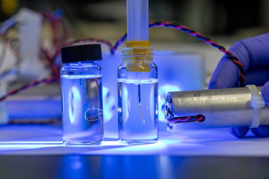 C-LCE 소재로 만든 스프링 구조 인공근육에 자외선을 비춰 동작을 유도하는 모습.[한국화학연구원 제공]