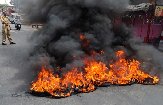 인도 경찰이 카슈미르 테러 직후인 지난 4월 23일(현지시간) 시위자들이 불태운 타이어를 바라보고 있다. [AFP]