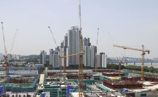 서울의 한 아파트 공사현장 모습. [연합]