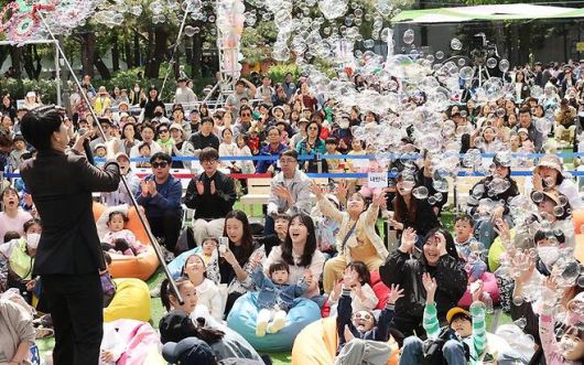 4일 서울 노원구 등나무문화공원에서 열린 노원구 어린이날 축제에 어린이와 학부모들이 비눗방울 공연을 즐기고 있다. [노원구 제공]