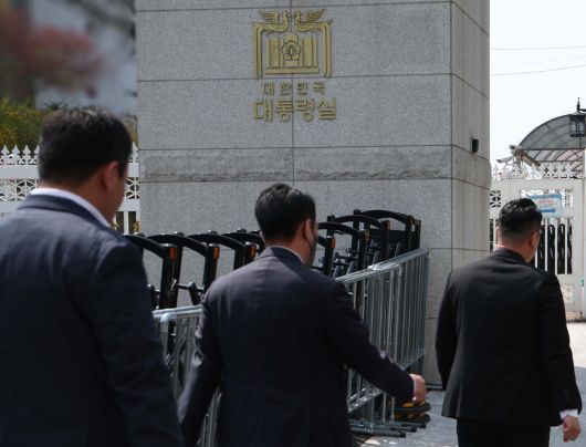 경찰 비상계엄 특별수사단이 16일 서울 용산구 대통령실 압수수색을 위해 민원실 출입구로 들어가고 있다. [연합]