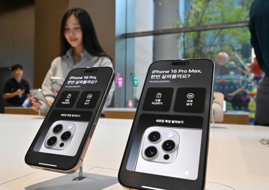 서울 중구 명동 애플스토어에 아이폰16이 전시되어 있다. 임세준 기자