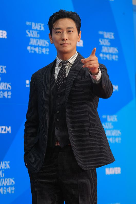 배우 주지훈이 5일 서울 강남구 삼성동 코엑스에서 열린 61회 백상예술대상 레드카펫에서 포즈를 취하고 있다. [연합]