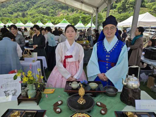 28회 대한민국 아름다운 찻자리 최고대회에서 경연을 통해 대상인 문체부장관상을 받은 향산다회 소속의 한우선(왼쪽)ㆍ김정민 씨. 이 팀은 녹차를 쪄서 발효한 황차와 계수나무 콜라보로 차의 품격을 높였고, 봉황과 용의 이미지를 상징화해 ‘다시 일어서는 대한민국’을 위한 소통과 힐링, 치유를 강조해 큰 호응을 받았다. 사진 아래 부분은 이 팀이 준비한 아름다운 찻자리.