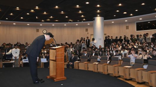 최태원 SK 회장이 7일 서울 중구 소재 SKT타워에서 열린 간담회에서 고개를 숙이고 있다. 임세준 기자
