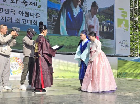 28회 대한민국 아름다운 찻자리 최고대회가 하동에서 열린 가운데 황손인 이준 의친왕기념사업회장이 대상(문체부장관상) 수상자인 향산다회 소속의 김정민, 한우선 씨에게 상을 수여하고 있다.