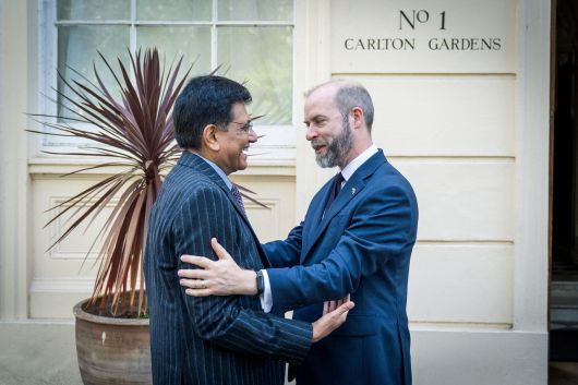 조나단 레이놀즈 영국 산업통상부 장관(오른쪽)이 지난달 28일(현지시간) 영국 런던에서 피유시 고얄 인도 상공부 장관을 맞이하고 있다. [로이터]